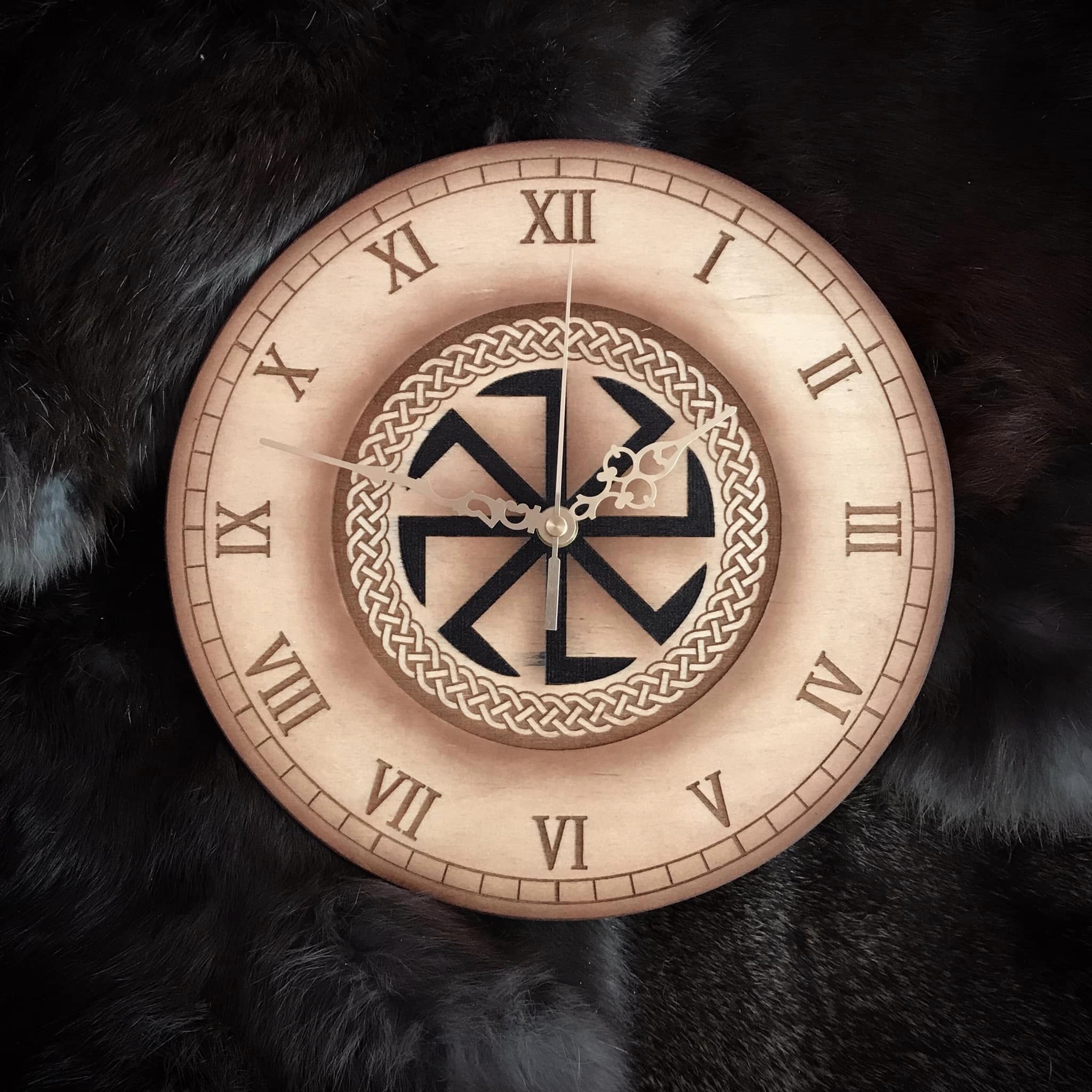 Ručne vyrobené drevené hodiny so slovanským symbolom - Kolovrat.