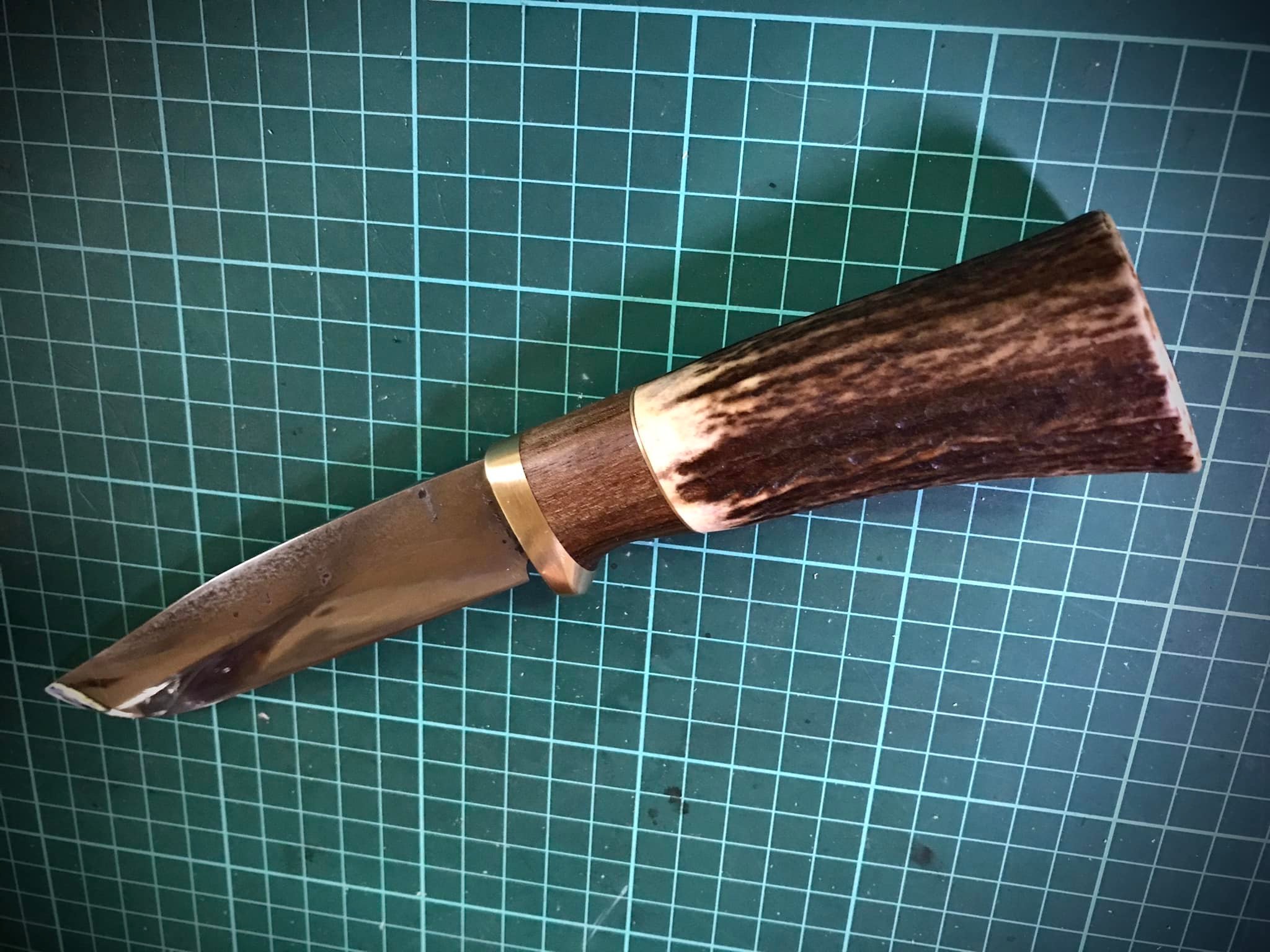 Ručne vykovaný lovecký nôž - Jeleň.